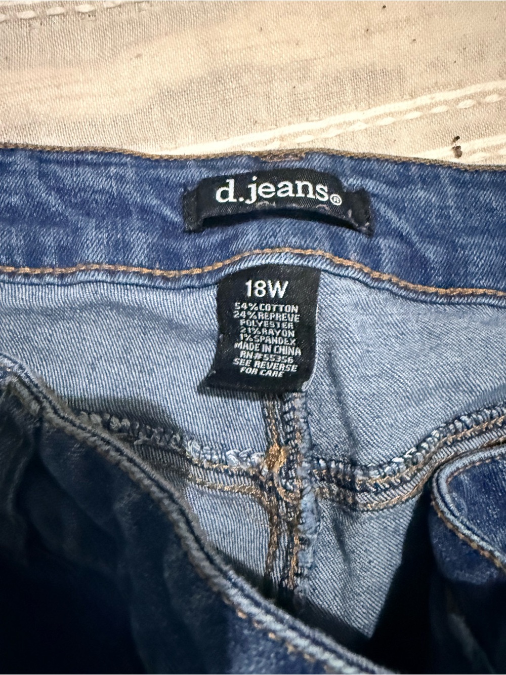 d. jeans Women's Medium Blue Denim Bermuda Shorts - Picture 3 of 3